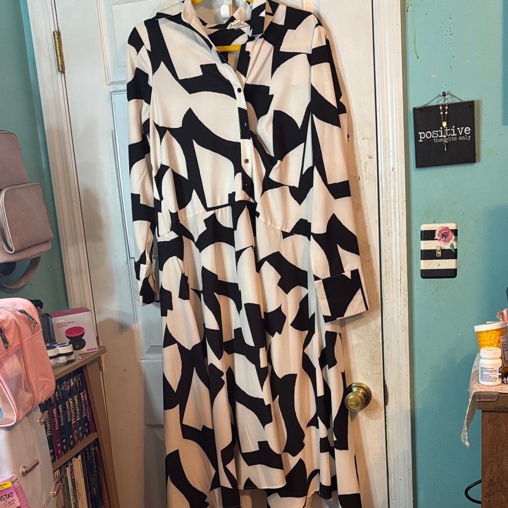 Pink Ripple Size Medium Black and White Geometric Button Up Print Dress